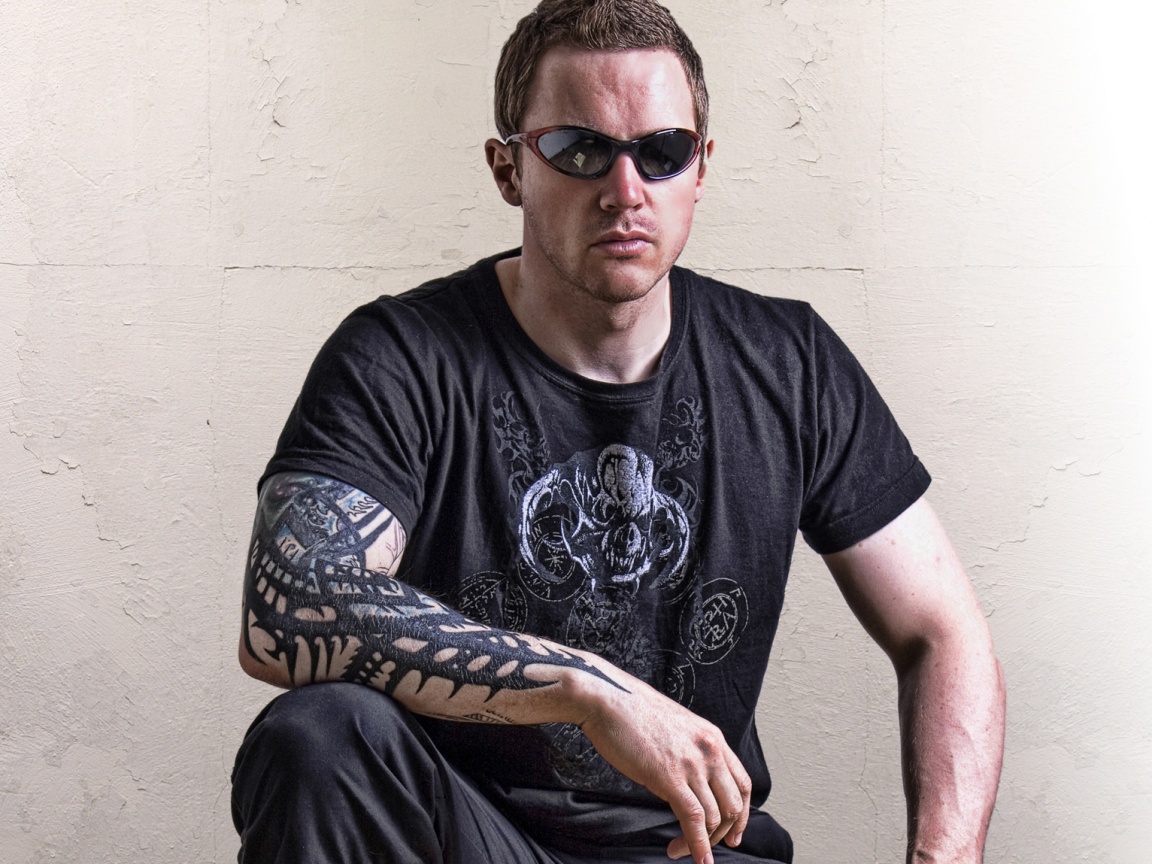 Парень с татуировкой обои