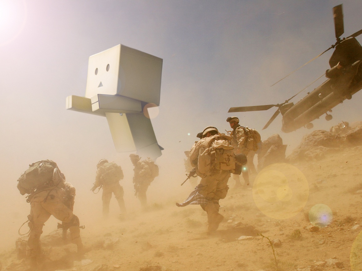 Картонный человек среди солдат обои