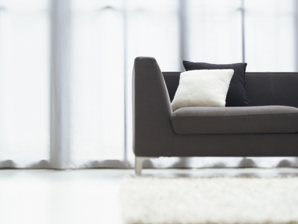 Диван с черной и белой подушками обои