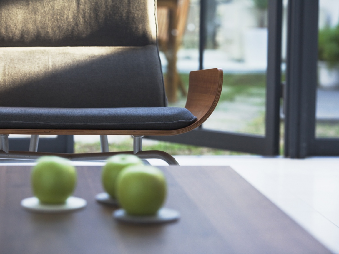 Яблоки на столе обои