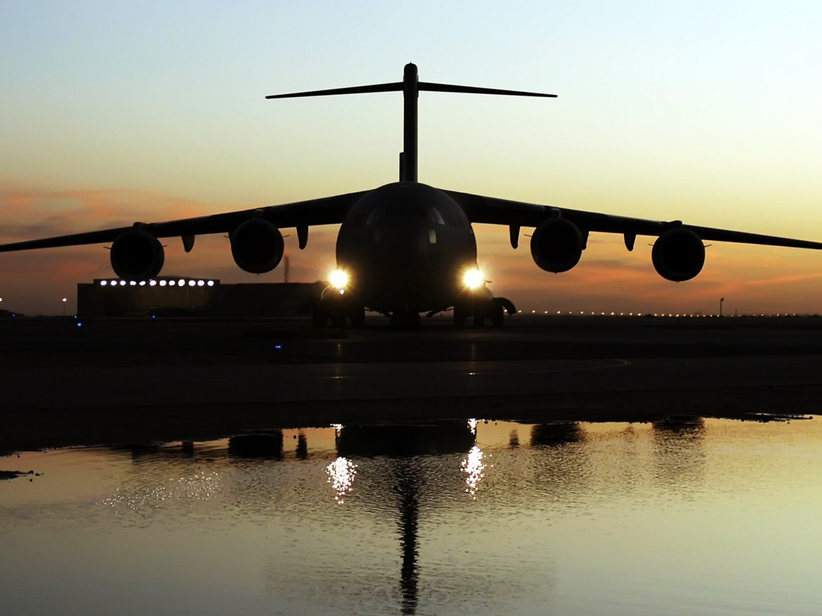 Самолет на взлетной полосе обои