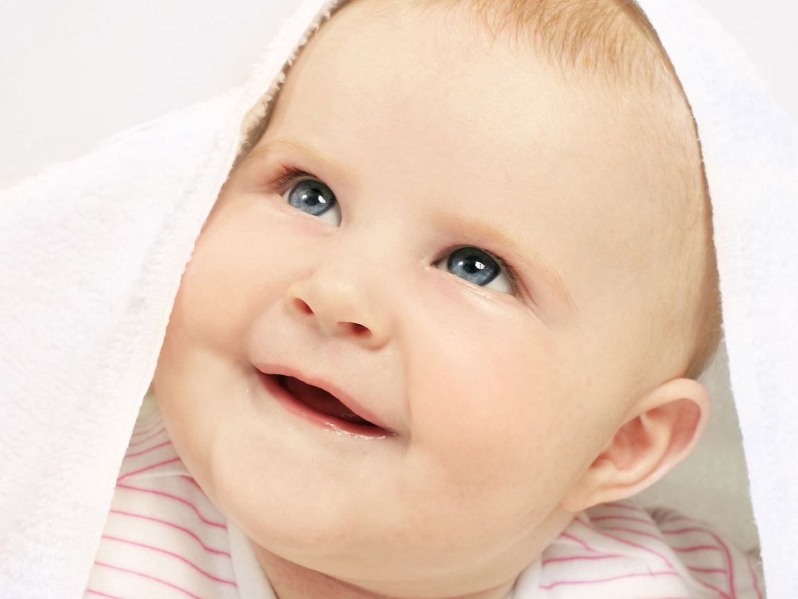 Малыш под полотенцем обои