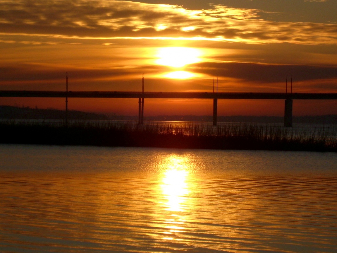 Мост на фоне заката обои