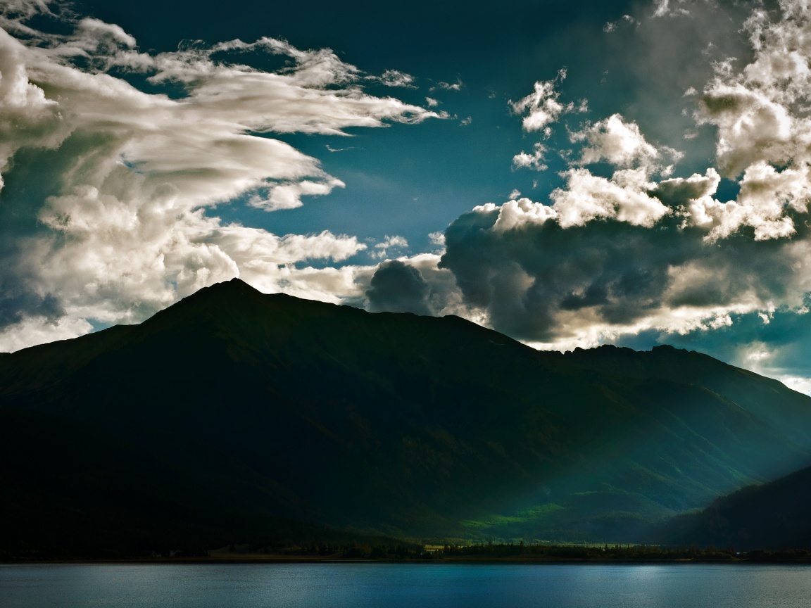 Свет на склонах гор обои