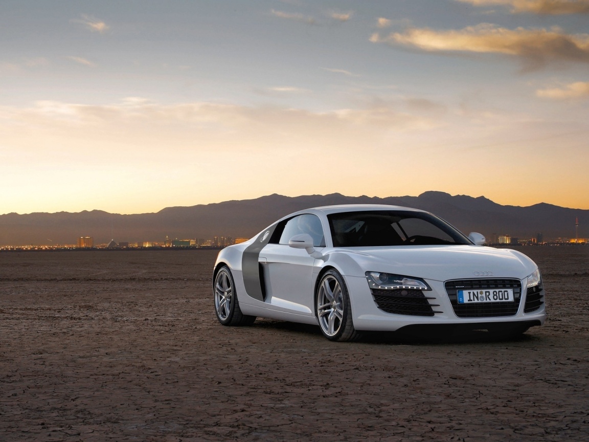 Белоснежная Ауди Р8 в пустыне обои