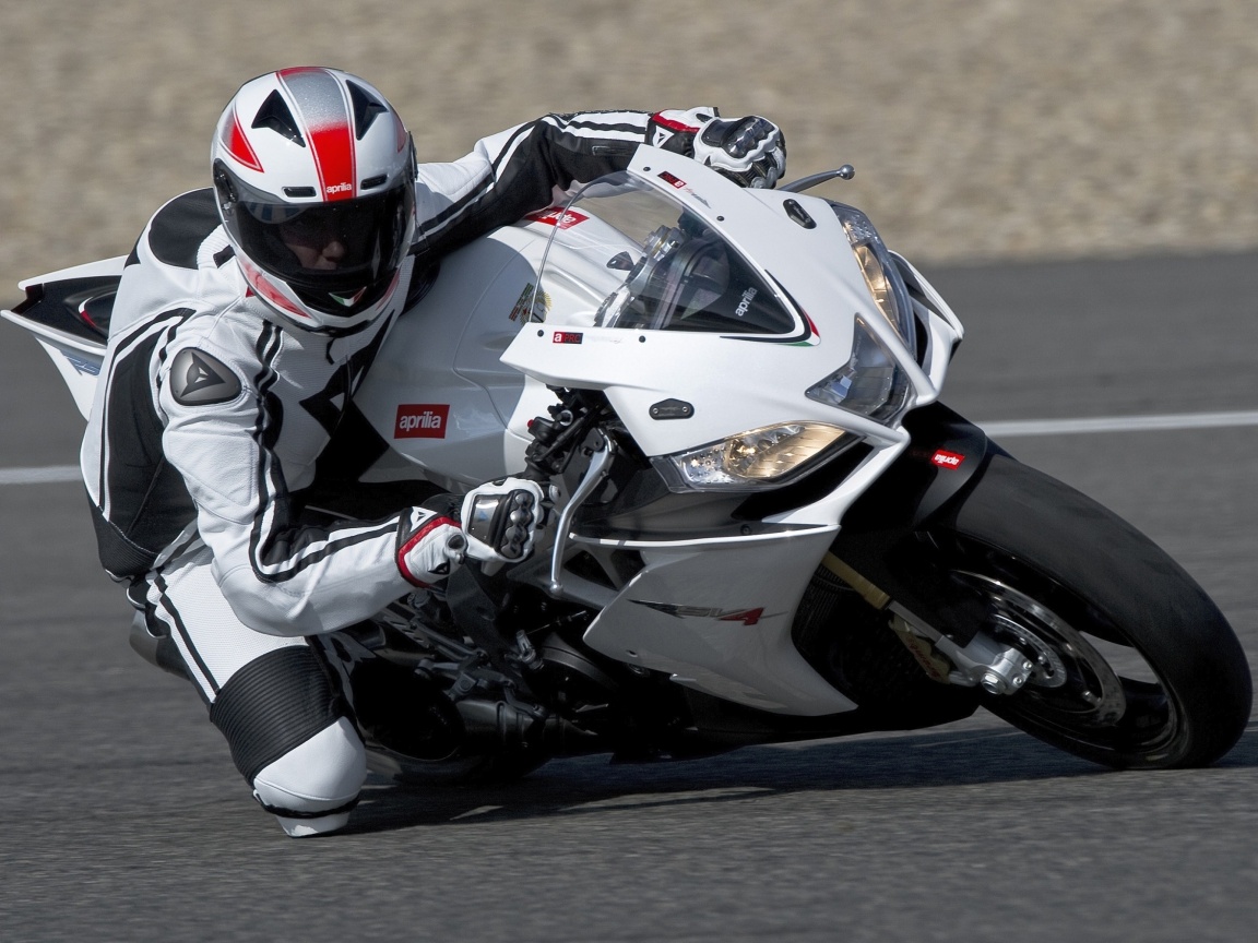 Байкер в белой экиперовкена Априлия РСВ4 обои