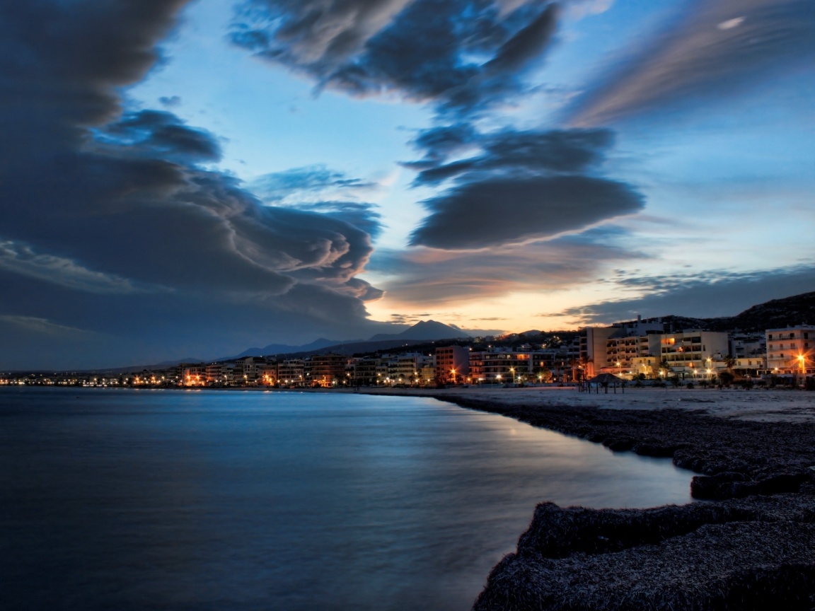 Красивый закат над городом у моря обои