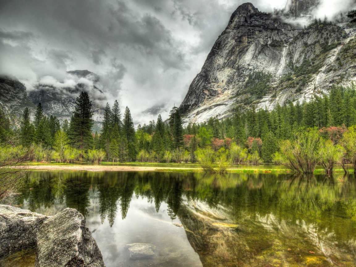 Красивый вид на маленькое горное озеро обои