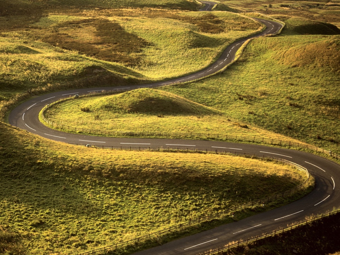 Дорога петляет меж холмов обои