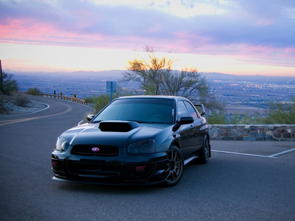 Субару на смотровой алощадке в горах обои