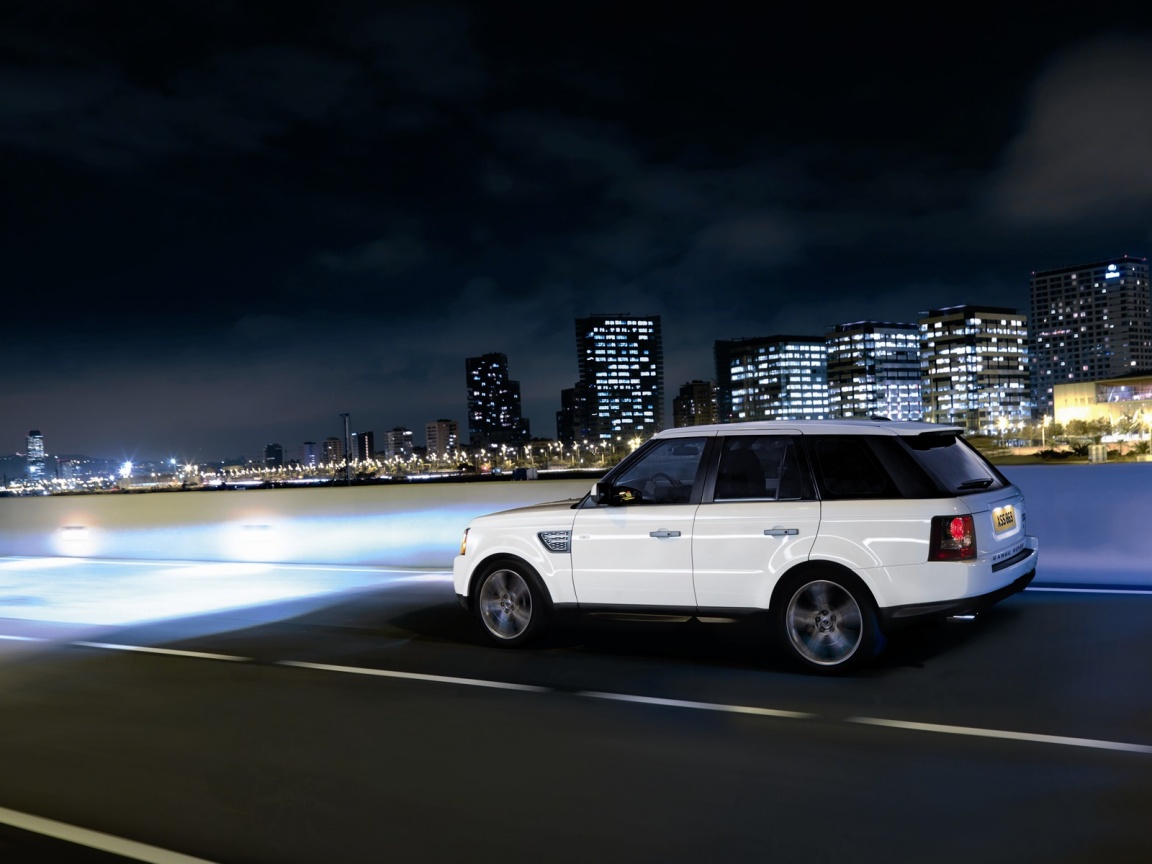 Рендж ровер на трассе обои