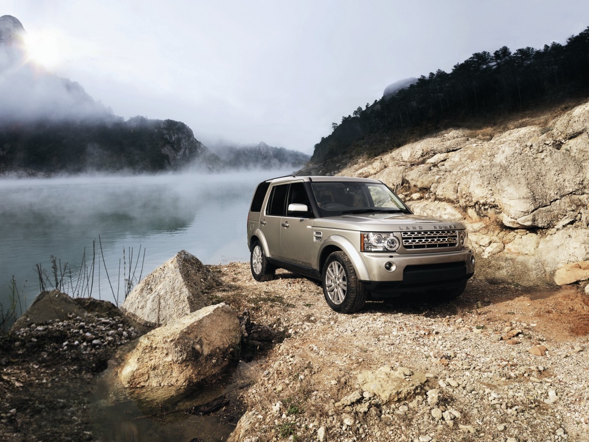 Range rover в горах у реки обои