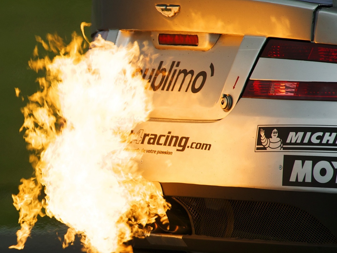 Огонь из выхлопной трубы гоночного Aston Martin обои