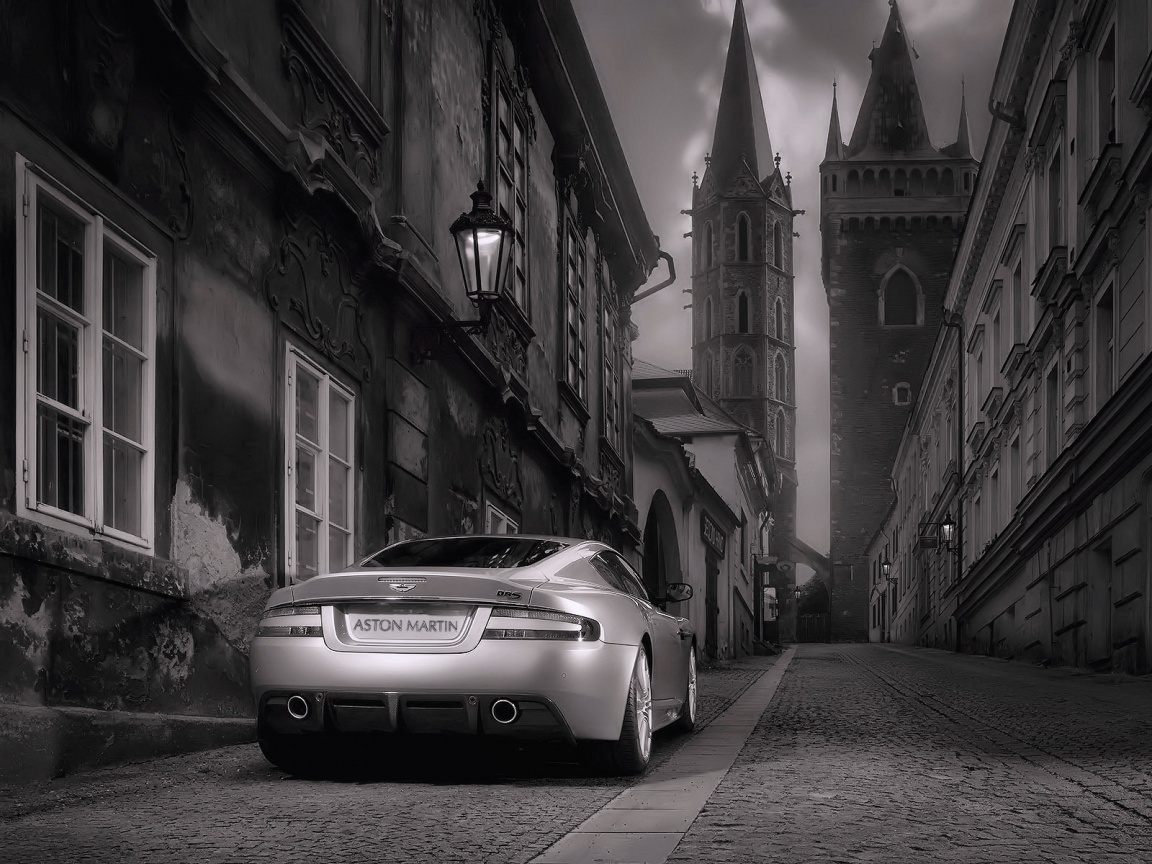 Aston Martin в старинном городе обои