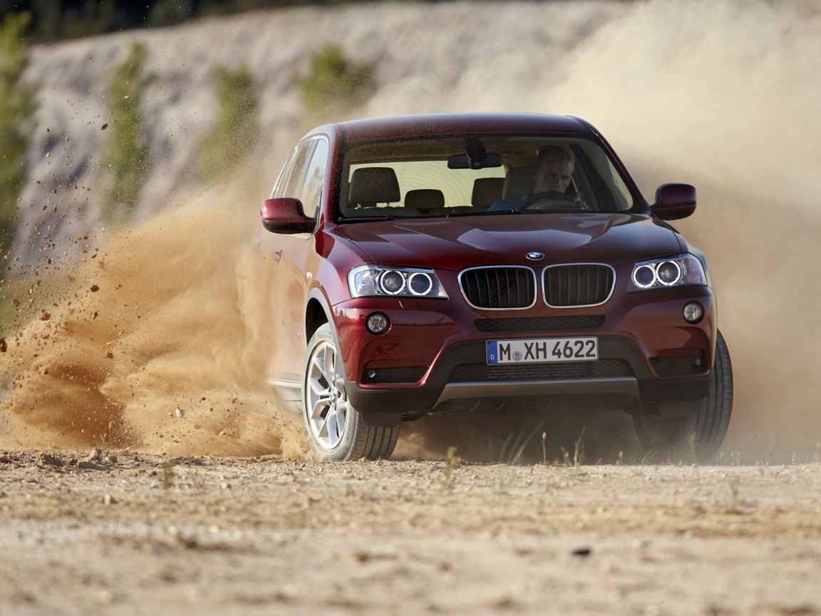 Кроссовер BMW в заносе обои