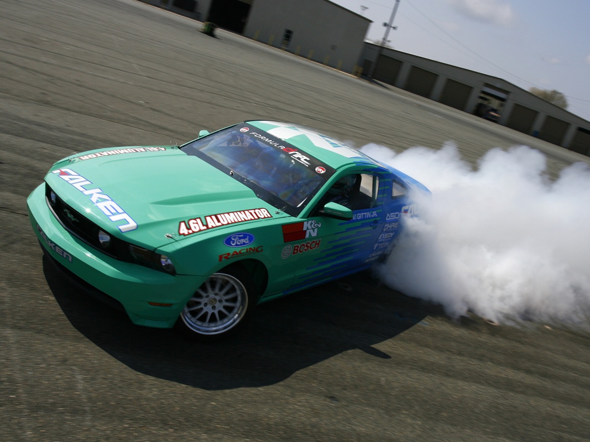 Мустанг дрифтует обои