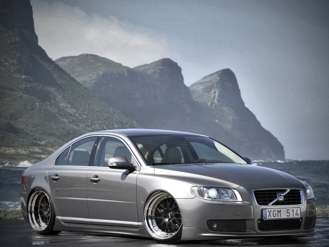 Вольво на берегу обои