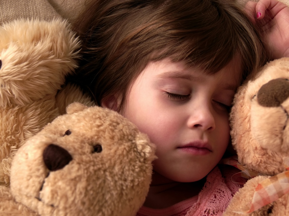 Девочка спит с мишками в обнимку обои