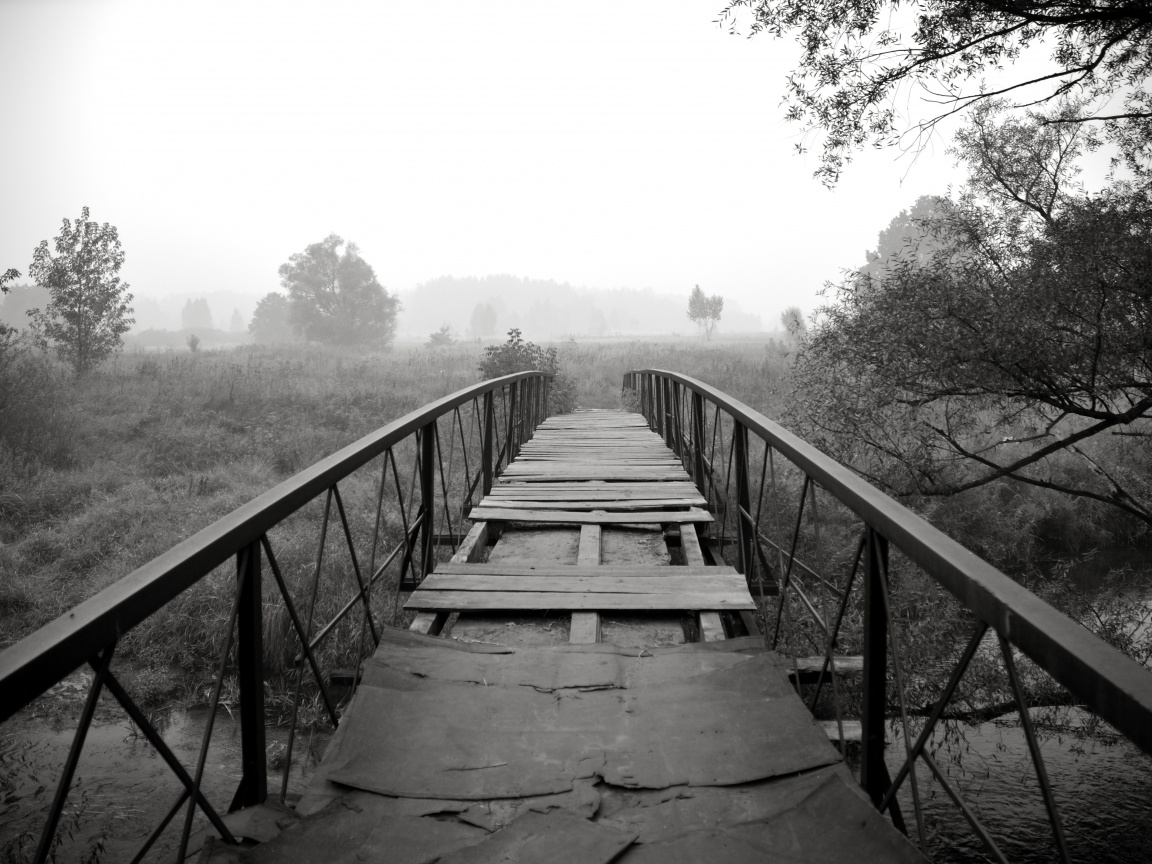 Старый мост на черно-белом фото обои