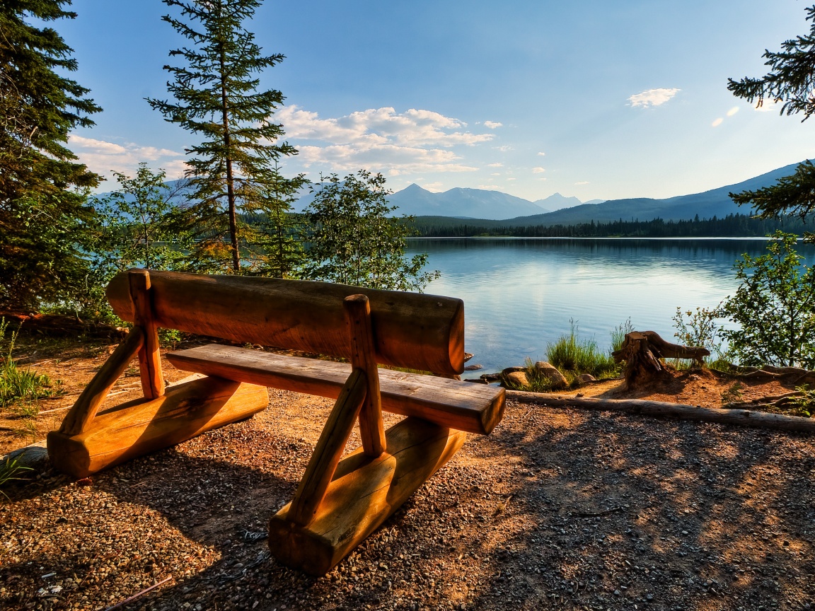 Деревянная скамья на берегу озера обои
