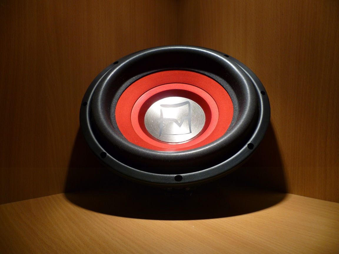 Сабвуфер в углу обои