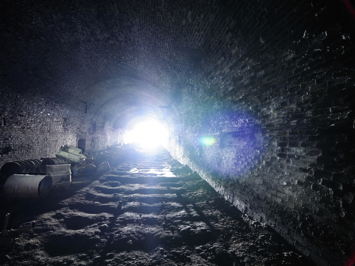 Захламленный тоннель обои