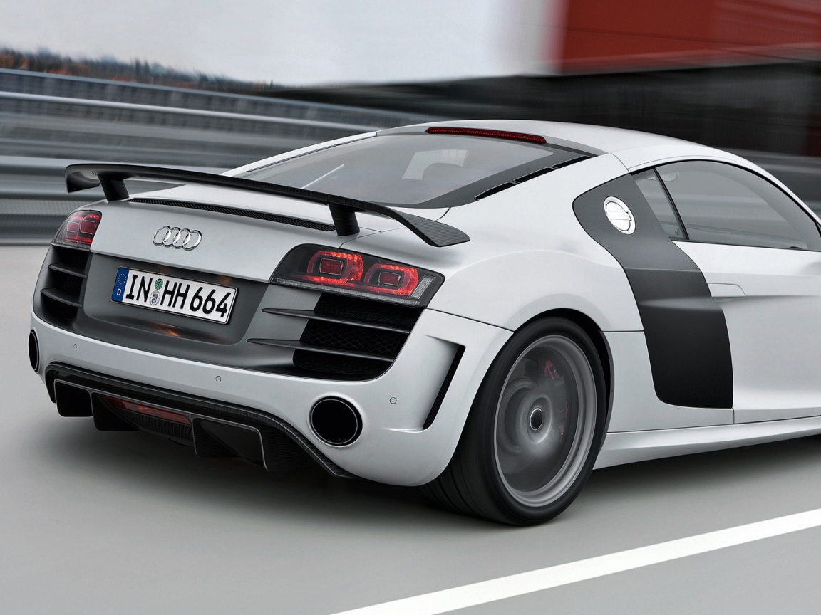 Audi R8 на скоростной трассе обои