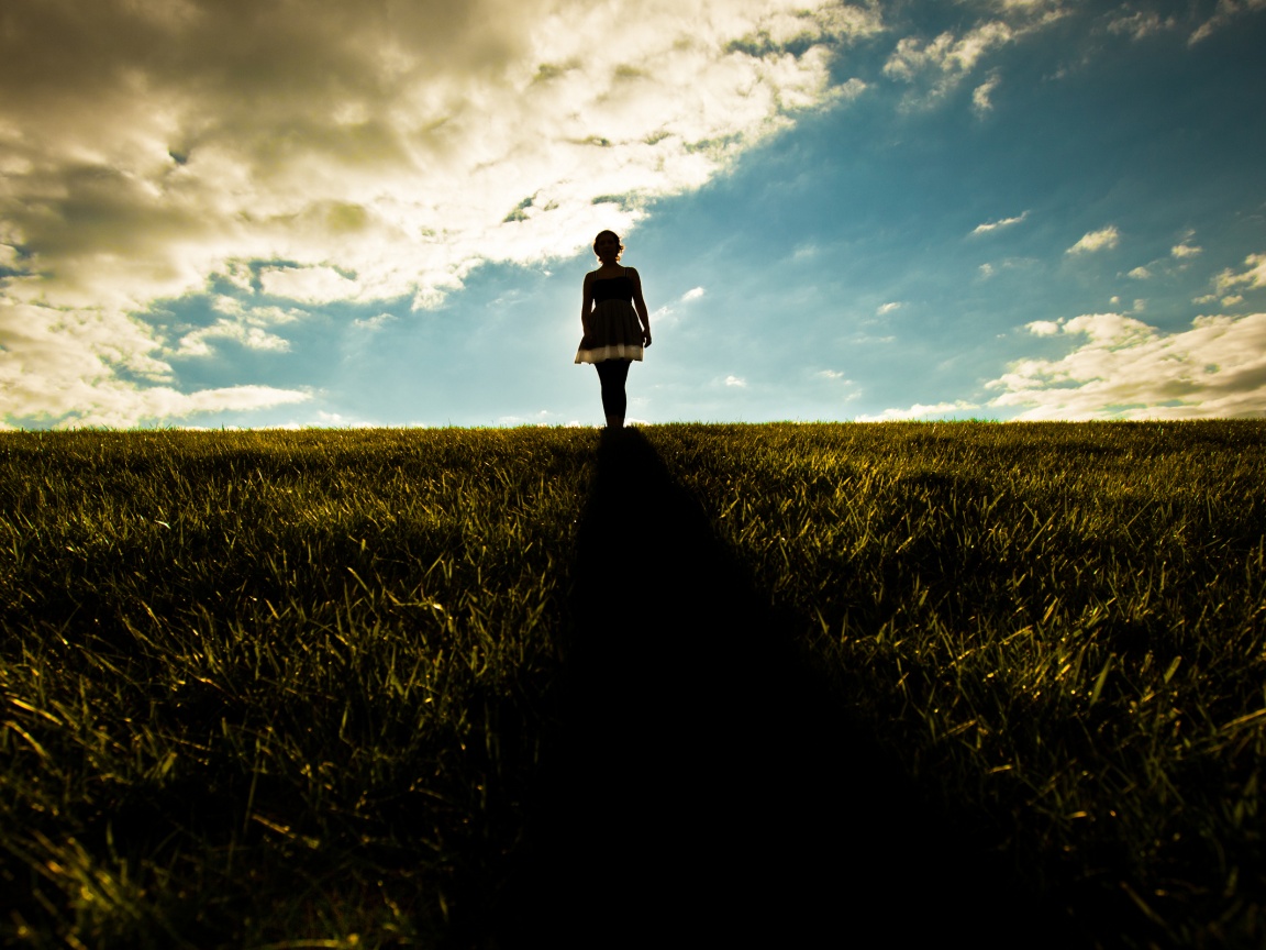 Силуэт девочки на поле обои