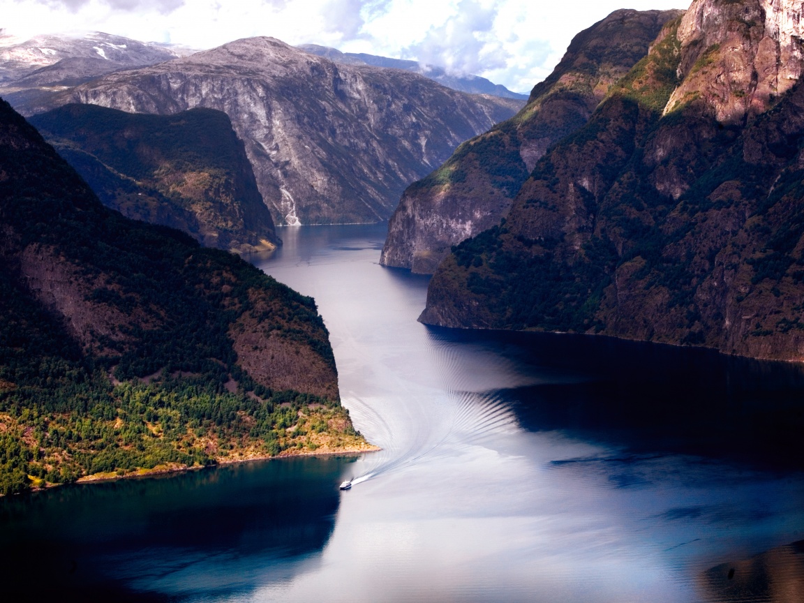 Лодка на реке среди высоких гор обои