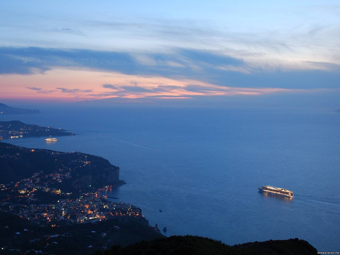 Городок у моря обои