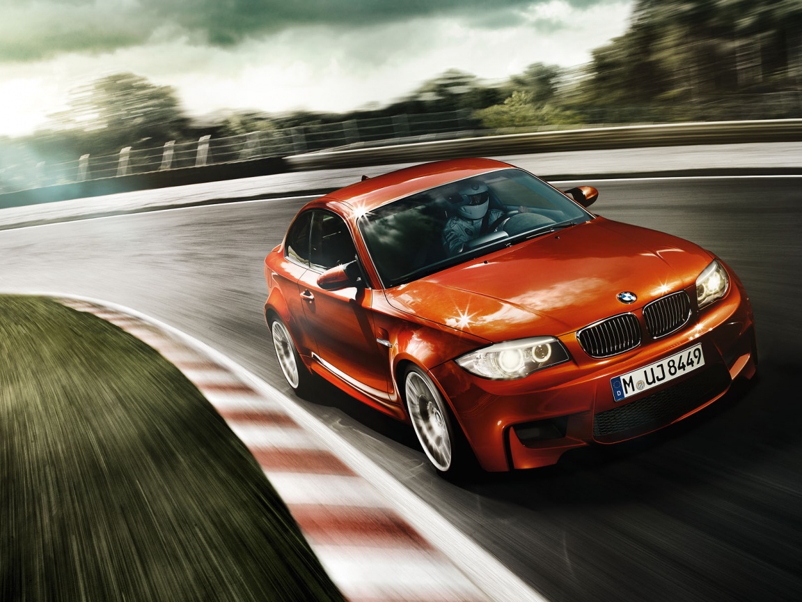 Гонщик за рулем BMW M1 обои