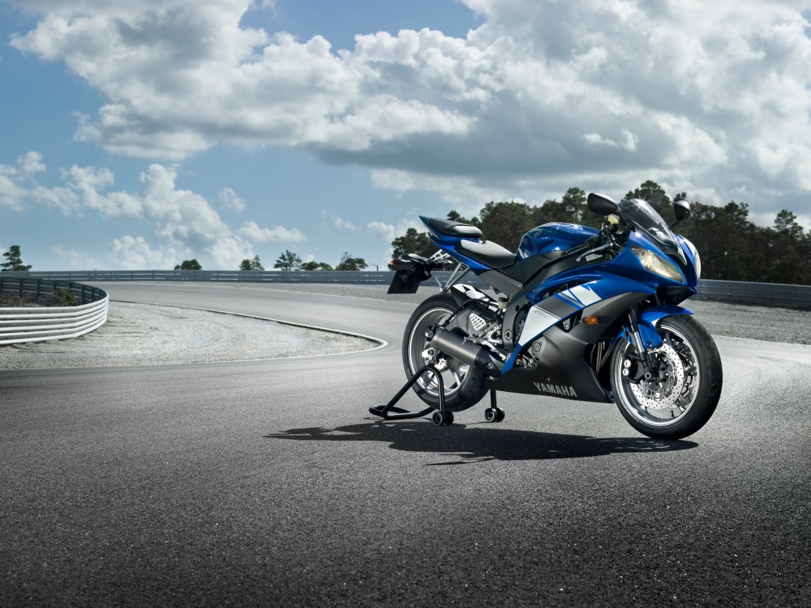 Yamaha R6 на трассе обои
