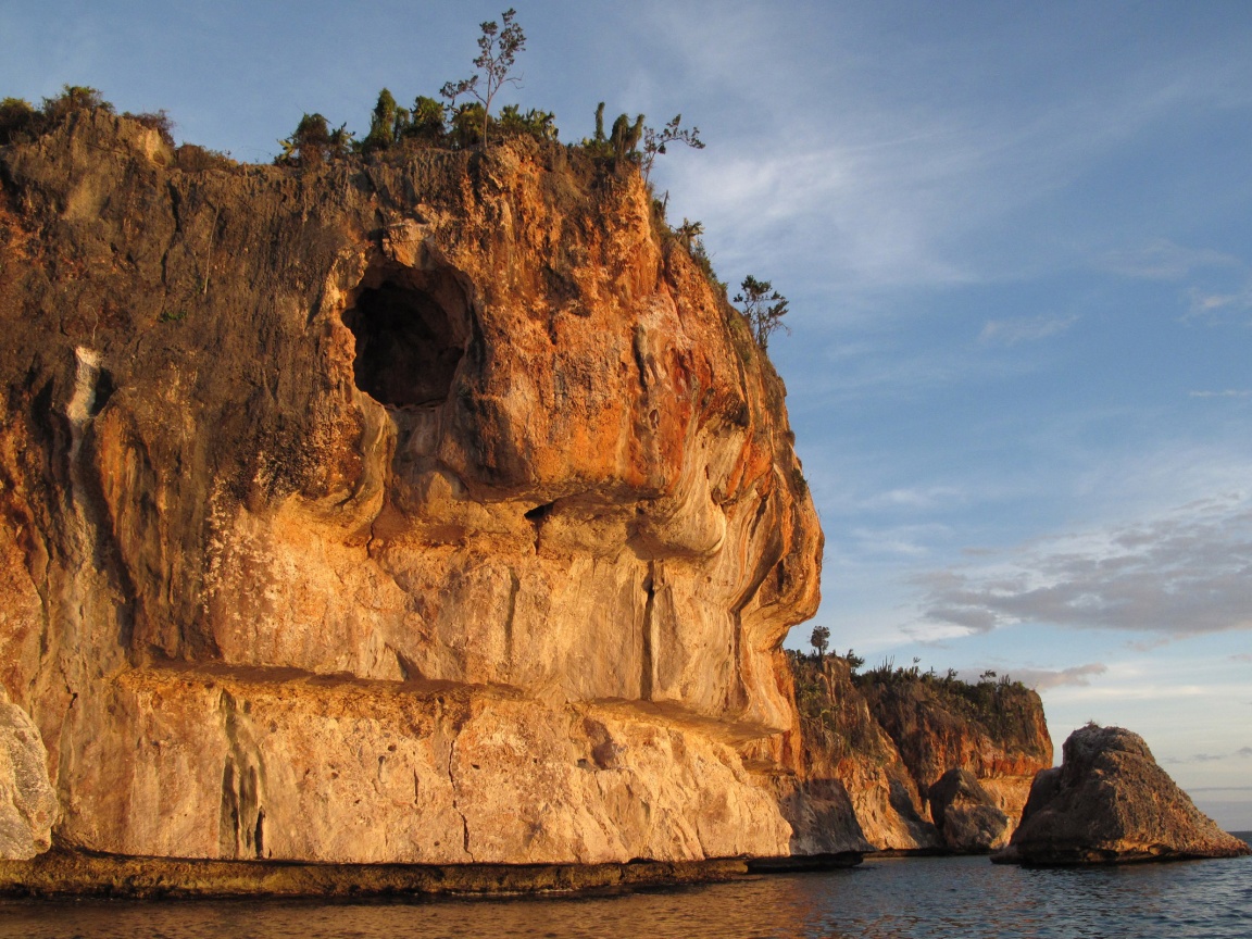 Пещера в скале над морем обои