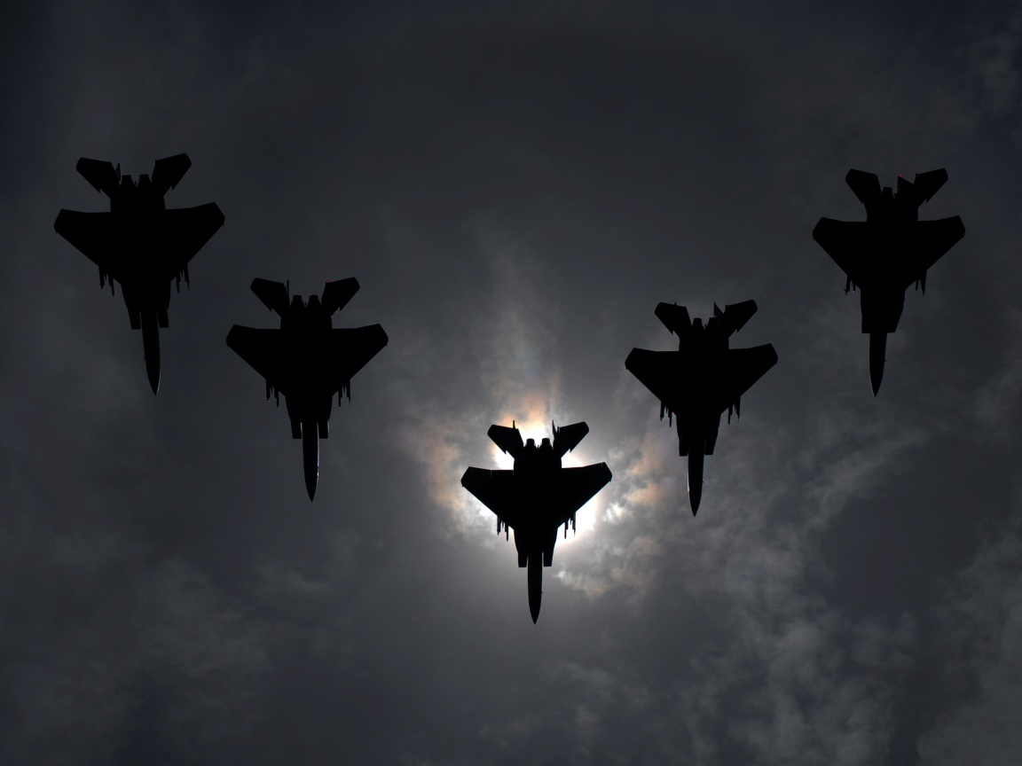 Ряд истрибителей на фоне солнца обои