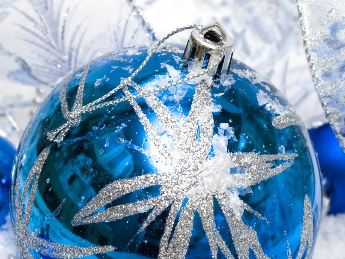 Синий елочный шар обои