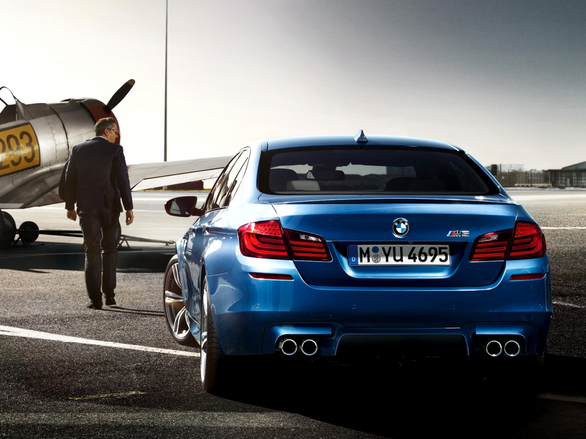 BMW F10 M5 на аэродроме обои