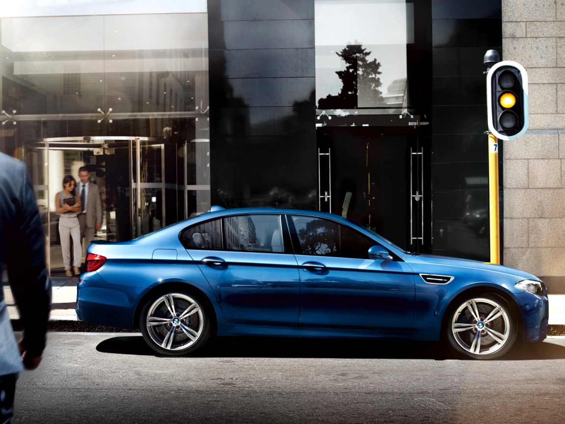 BMW F10 на светофоре обои