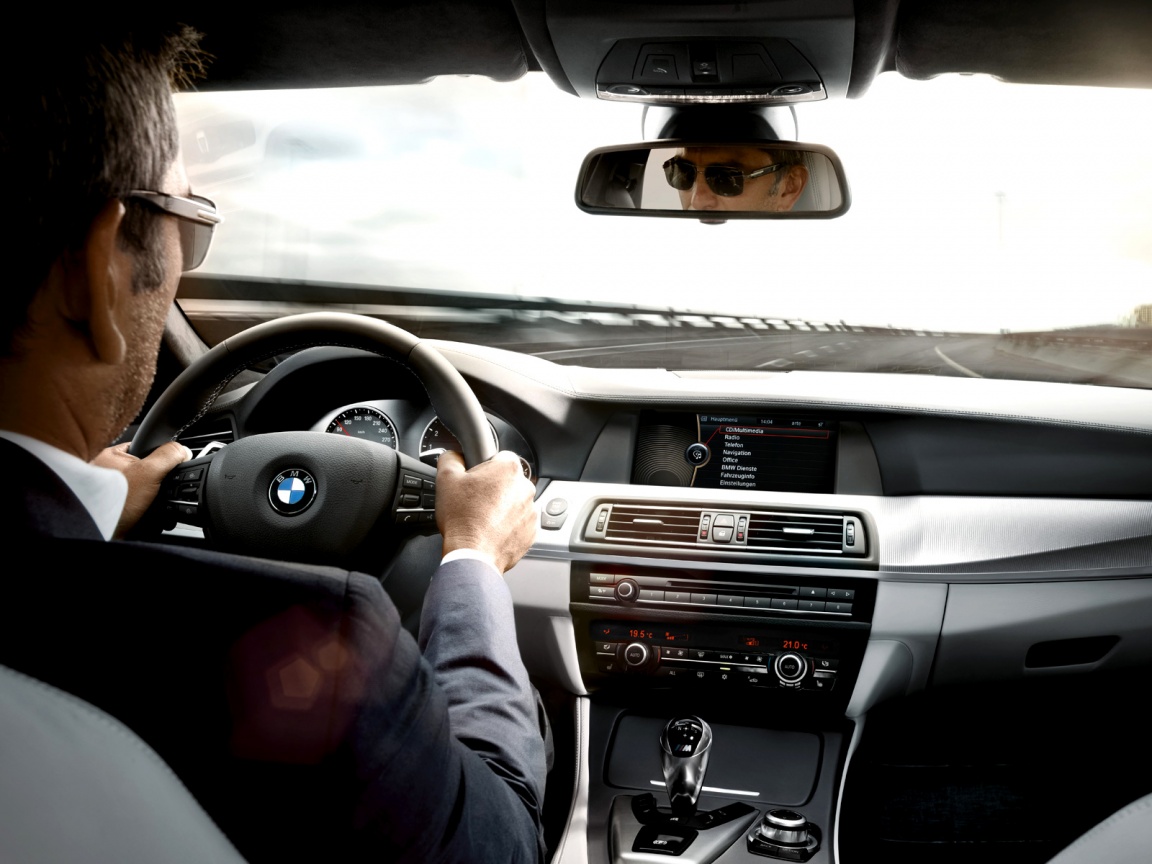 За рулём BMW F10 обои