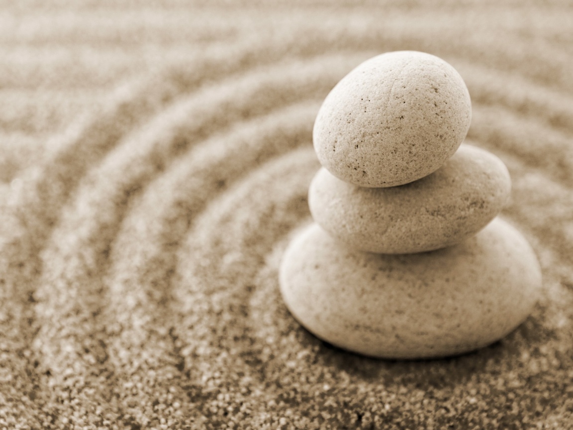 Пирамидка в саду камней обои