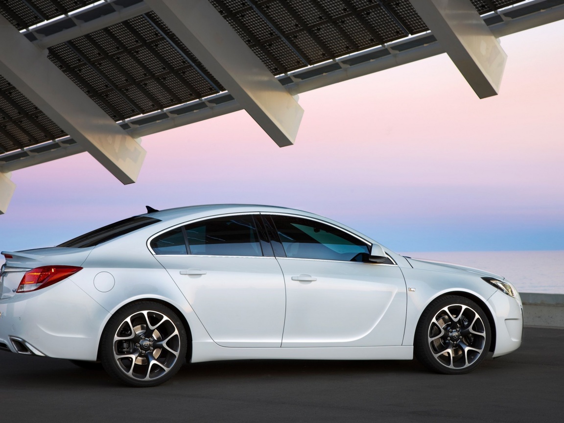 Белый седан под крышей обои