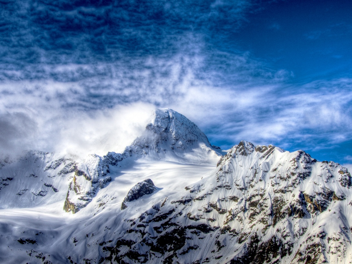 Снежные горные вершины на ветру обои