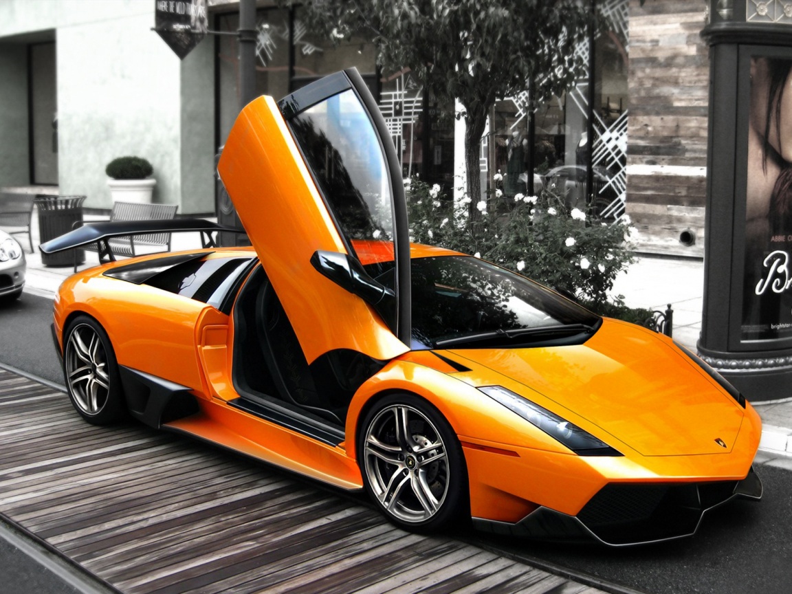 Оранжевая ламборджини на улице обои
