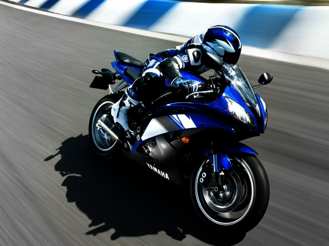 Мотоциклист на трассе обои