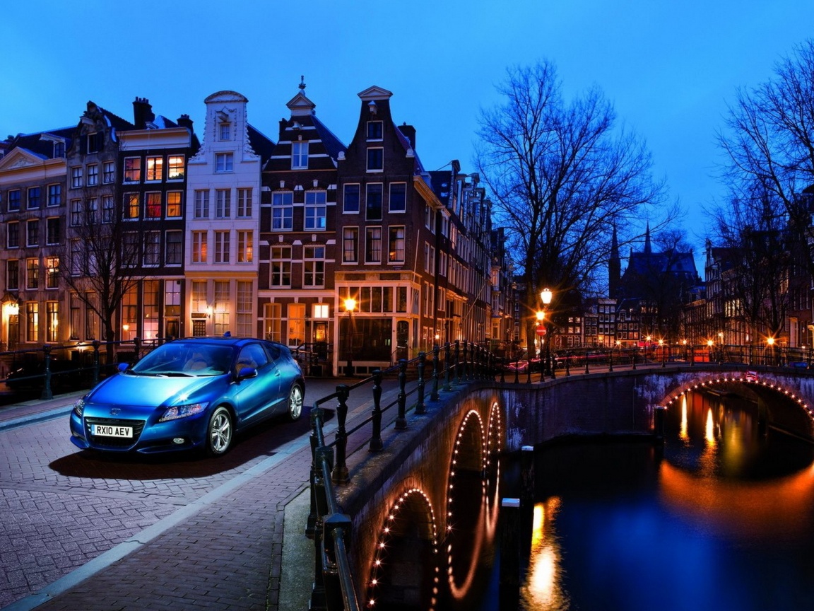 Автомобиль на мосту в свете фонаря обои