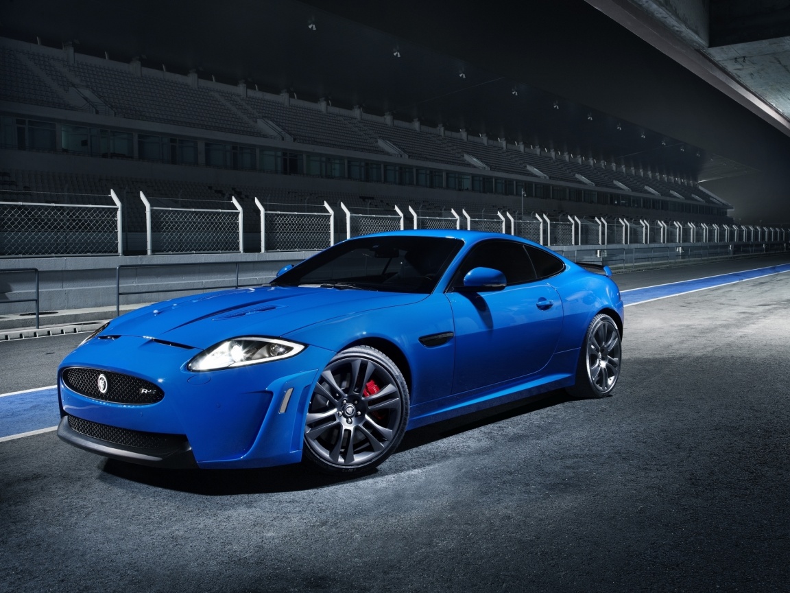Синий спорткар на гоночном треке обои