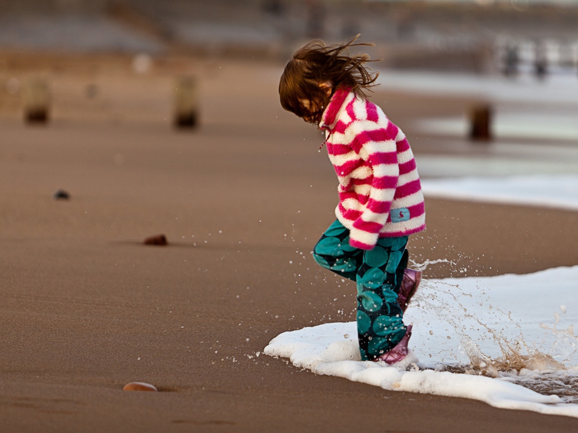 Ребенок и волна обои