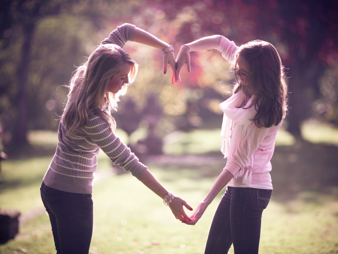 Две девушки и сердце из рук обои