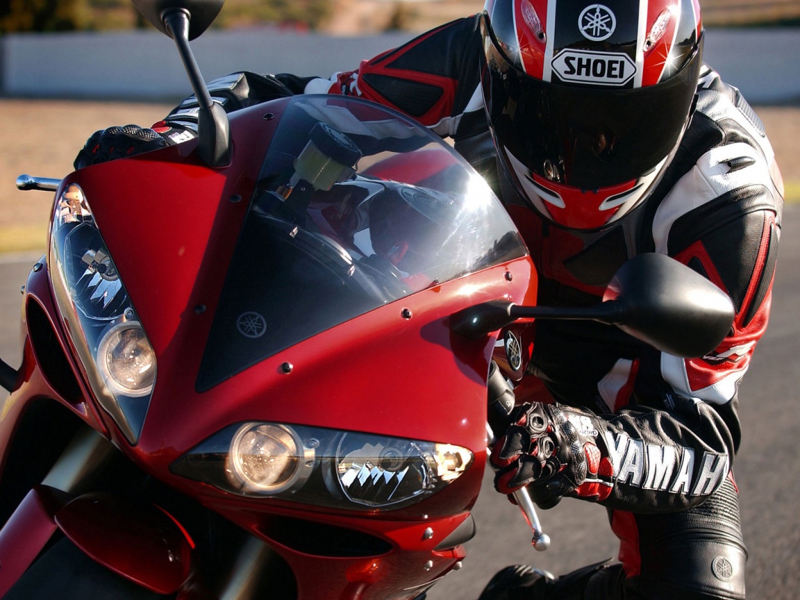 Мотоциклист на красной ямахе обои