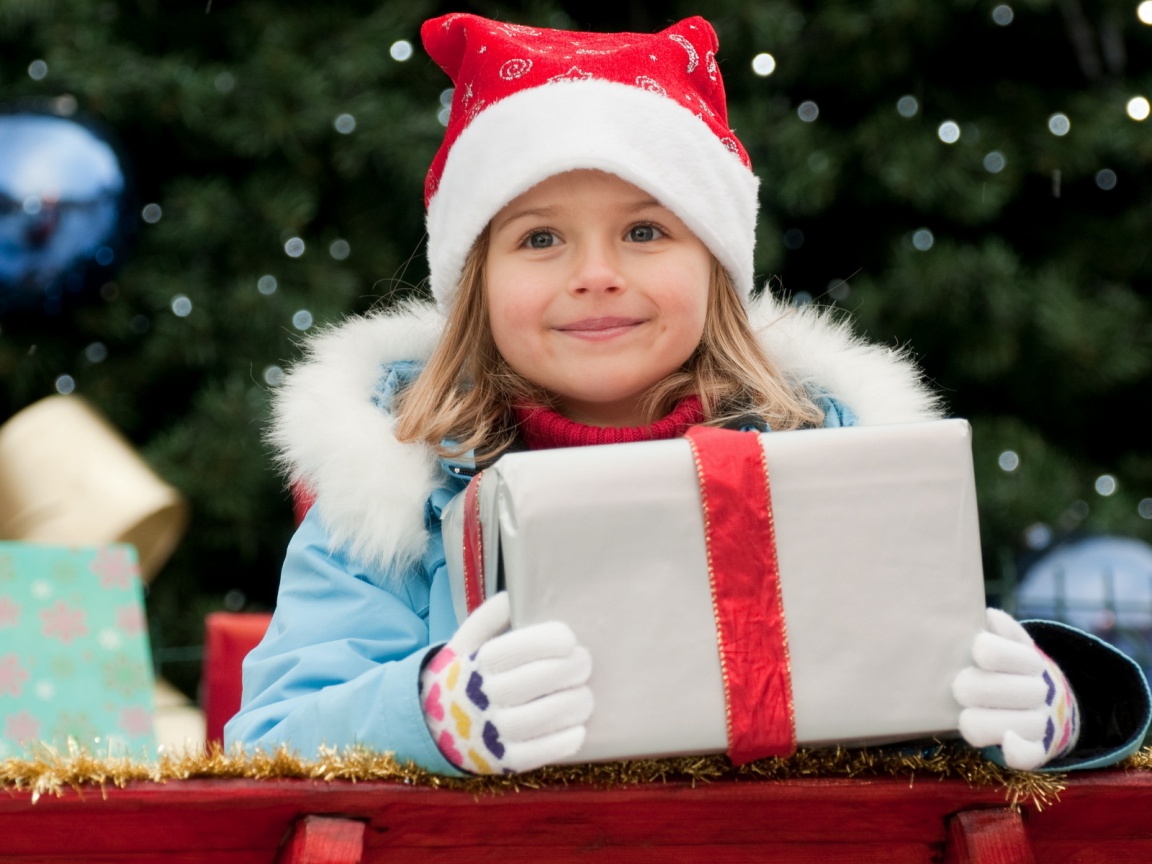 Ребенок с подарком обои