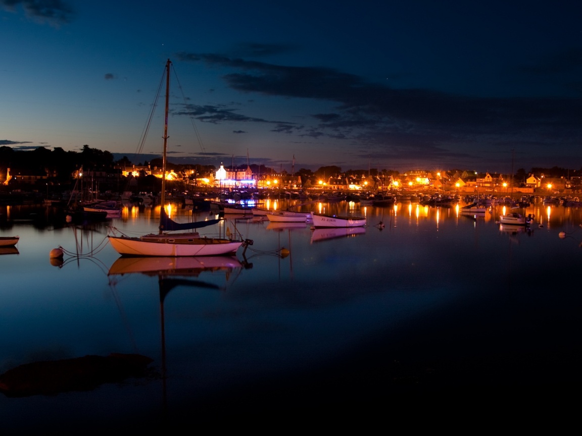 Лодки на вечерней воде обои